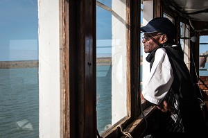 COMMANDANT DU BATEAU DE CROISIERE 'BOU EL MOGDAD' DE LA COMPAGNIE DU FLEUVE, SENEGAL, AFRIQUE DE L'OUEST 