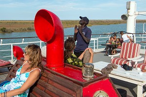 PASSAGERS TOURISTES AVEC LE GUIDE SUR LE PONT, BATEAU DE CROISIERE 'BOU EL MOGDAD' DE LA COMPAGNIE DU FLEUVE, SENEGAL, AFRIQUE DE L'OUEST 