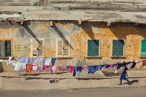 SCENE DE RUE, PASSANT ET LINGE, QUAI ROUME, SAINT-LOUIS-DU-SENEGAL, SENEGAL, AFRIQUE DE L'OUEST 