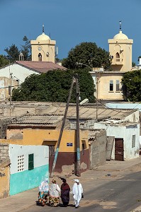 FEMMES DANS LA RUE AVEC LA GRANDE MOSQUEE EN FOND, QUAI ROUME, SAINT-LOUIS-DU-SENEGAL, SENEGAL, AFRIQUE DE L'OUEST 