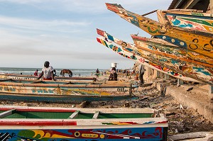 PIROGUES COLORES AU BORD DE L'OCEAN, GUET NDAR, QUARTIER DU VILLAGE DES PECHEURS, SAINT-LOUIS-DU-SENEGAL, SENEGAL, AFRIQUE DE L'OUEST 