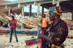 FEMME SENEGALAISE, GUET NDAR, QUARTIER DU VILLAGE DES PECHEURS AVEC LES PIROGUES COLORES, SAINT-LOUIS-DU-SENEGAL, SENEGAL, AFRIQUE DE L'OUEST 