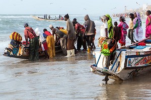 DEPART EN MER, GUET NDAR, QUARTIER DU VILLAGE DES PECHEURS AVEC LES PIROGUES COLORES, SAINT-LOUIS-DU-SENEGAL, SENEGAL, AFRIQUE DE L'OUEST 