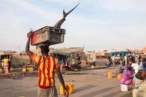 PECHEUR DE GUET NDAR, QUARTIER DU VILLAGE DES PECHEURS AVEC LES PIROGUES COLORES, SAINT-LOUIS-DU-SENEGAL, SENEGAL, AFRIQUE DE L'OUEST 