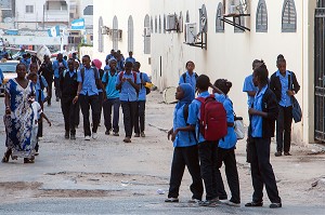 LES ENFANTS A LA SORTIE DE L'ECOLE EN UNIFORME BLEU, SAINT-LOUIS-DU-SENEGAL, SENEGAL, AFRIQUE DE L'OUEST 