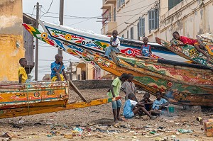 LES ENFANTS DE GUET NDAR, QUARTIER DU VILLAGE DES PECHEURS AVEC LES PIROGUES COLORES, SAINT-LOUIS-DU-SENEGAL, SENEGAL, AFRIQUE DE L'OUEST 