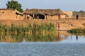 VILLAGE MAURITANIEN DE CASES DE BANCO ET TOITS DE CHAUME  SUR LES BERGES DU FLEUVE SENEGAL, REGION DE GOUREL SALDE, MAURITANIE, AFRIQUE DE L'OUEST 