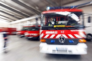 SAPEURS-POMPIERS POUR UN DEPART EN INTERVENTION DU FOURGON POMPE TONNE (FPT) DE LA GARDE DANS LA REMISE DES VEHICULES DES SAPEURS-POMPIERS, CENTRE DE SECOURS DE BRIGNOLES, VAR (83), FRANCE 