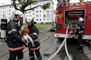 SAPEURS-POMPIERS EN INTERVENTION SUR UN SAUVETAGE D'ENFANT LORS D'UN FEU D'APPARTEMENT, LAVAL, MAYENNE (53), FRANCE 