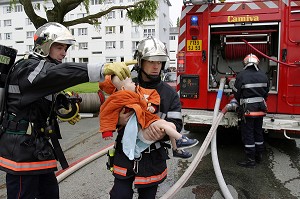 SAPEURS-POMPIERS EN INTERVENTION SUR UN SAUVETAGE D'ENFANT LORS D'UN FEU D'APPARTEMENT, LAVAL, MAYENNE (53), FRANCE 