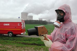 SAPEUR-POMPIER DE L'EQUIPE CMIR AVEC DOSIMETRE DEVANT LA CENTRALE NUCLEAIRE DE CATTENON, SAINT-AVOLD, SDIS DU CHER (18), FRANCE 