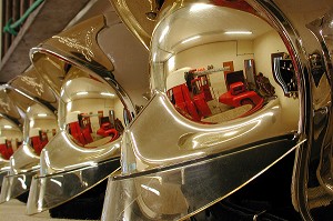 CASQUES DE SAPEURS-POMPIERS ALIGNES DANS LA REMISE, CENTRE DE PREMIERE INTERVENTION, MOSELLE (57), FRANCE 