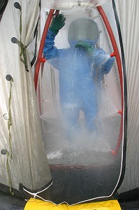 DECONTAMINATION D'UN EQUIPIER CMIC (CELLULE MOBILE D'INTERVENTION CHIMIQUE) EN SCAPHANDRE DE PROTECTION CHIMIQUE, SAPEURS-POMPIERS DE L'AIN, FRANCE 