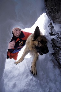 LE CHIEN (BERGER ALLEMAND) EST TOUJOURS LE PREMIER A APPROCHER LA VICTIME AVANT DE RECEVOIR SA RECOMPENSE (CARESSE ET JEUX AVEC SON MAITRE), XAVIER STINGLHAMBER EN SECOURS EN MONTAGNE, RECHERCHE DE VICTIMES EN AVALANCHE, PYRENEES-ATLANTIQUES (64), FRANCE 