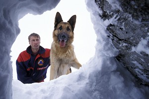 XAVIER STINGLHAMBER ET SON CHIEN DE RECHERCHE DE VICTIME EN AVALANCHE, GROUPE DE SECOURS EN MONTAGNE DES SAPEURS-POMPIERS, PYRENEES-ATLANTIQUES (64), FRANCE 