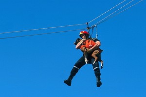 DESCENTE SUR CORDE EN TYROLIENNE D'UNE EQUIPE CYNOPHILE ( MAITRE ET SON CHIEN, BOXER SUR LA PHOTO) LORSQUE L'ENDROIT N'EST PAS ACCESSIBLE, DREUX,  EURE-ET-LOIR (28), FRANCE 