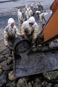 RAMASSAGE DU MAZOUT AVEC DES ENGINS DE CHANTIERS SUR LA PLAGE. MAREE NOIRE PROVOQUEE PAR L'ERIKA. NETTOYAGE DES COTES, PLAN POLMAR, JANVIER 2000, VENDEE (85), FRANCE 