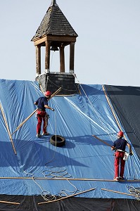 SAPEURS-POMPIERS DE L'EQUIPE GRIMP EN INTERVENTION, BACHAGE DES TOITS APRES UNE AVERSE DE GRELE, PYRENEES ATLANTIQUES (64), FRANCE 