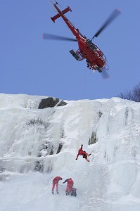 HELITREUILLAGE, STAGE DE CASCADE DE GLACE, CASCADE DU PAS DE LA CHEVRE, GROUPE MONTAGNE DES SAPEURS-POMPIERS, HAUTE-SAVOIE, FRANCE 