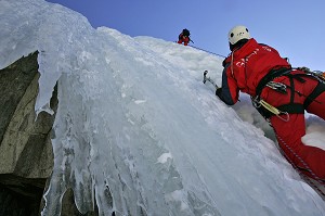 PROGRESSION EN TETE AVEC LES PIOLETS, STAGE DE CASCADE DE GLACE AU PAS DE LA CHEVRE, GROUPE MONTAGNE DES SAPEURS-POMPIERS, HAUTE-SAVOIE, FRANCE 