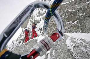 EXERCICE HIVERNAL EN HAUTE-MONTAGNE, PREPARATION DU RELAIS POUR EVACUATION D'UNE VICTIME, GROUPE MONTAGNE SAPEURS-POMPIERS (GMSP74), PETITE AIGUILLE VERTE, MASSIF DU MONT-BLANC, HAUTE-SAVOIE (74), FRANCE 