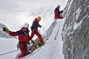 CONDITIONNEMENT D'UNE VICTIME DANS LE BRANCARD ET PREPARATION DU RELAIS POUR SON EVACUATION, GROUPE MONTAGNE SAPEURS-POMPIERS (GMSP74), PETITE AIGUILLE VERTE, MASSIF DU MONT-BLANC, HAUTE-SAVOIE (74), FRANCE 