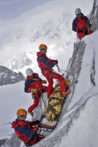 CONDITIONNEMENT D'UNE VICTIME DANS LE BRANCARD ET PREPARATION DU RELAIS POUR SON EVACUATION, GROUPE MONTAGNE SAPEURS-POMPIERS (GMSP74), PETITE AIGUILLE VERTE, MASSIF DU MONT-BLANC, HAUTE-SAVOIE (74), FRANCE 