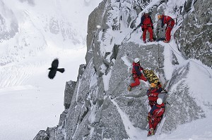 CONDITIONNEMENT D'UNE VICTIME DANS LE BRANCARD ET PREPARATION DU RELAIS POUR SON EVACUATION, GROUPE MONTAGNE SAPEURS-POMPIERS (GMSP74), PETITE AIGUILLE VERTE, MASSIF DU MONT-BLANC, HAUTE-SAVOIE (74), FRANCE 