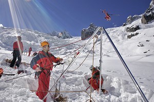 SAUVETAGE EN CREVASSE D'UN SKIEUR AVEC UN TRIPOD ET TREUIL THERMIQUE, GROUPE MONTAGNE SAPEURS-POMPIERS (GMSP74), VALLEE BLANCHE, MASSIF DU MONT-BLANC, HAUTE-SAVOIE (74), FRANCE 