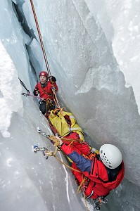 SAPEURS-POMPIERS EN INTERVENTION SUR UN CONDITIONNEMENT DE LA VICTIME DANS UN BRANCARD, SAUVETAGE EN CREVASSE D'UN SKIEUR AVEC UN TRIPOD ET TREUIL THERMIQUE, GROUPE MONTAGNE SAPEURS-POMPIERS (GMSP74), VALLEE BLANCHE, MASSIF DU MONT-BLANC, HAUTE-SAVOIE (74), FRANCE 