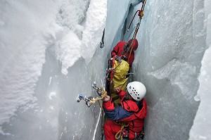 SAPEURS-POMPIERS EN INTERVENTION SUR UN CONDITIONNEMENT DE LA VICTIME DANS UN BRANCARD, SAUVETAGE EN CREVASSE D'UN SKIEUR AVEC UN TRIPOD ET TREUIL THERMIQUE, GROUPE MONTAGNE SAPEURS-POMPIERS (GMSP74), VALLEE BLANCHE, MASSIF DU MONT-BLANC, HAUTE-SAVOIE (74), FRANCE 