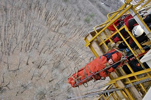 SAPEURS-POMPIERS EN INTERVENTION SUR UNE EVACUATION D'UNE VICTIME BLESSEE SUR UNE GRUE AU VIADUC DE LA COLAGNE, MANOEUVRE GRIMP 48, LOZERE (48), FRANCE 