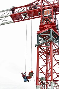 SAPEURS-POMPIERS EN INTERVENTION SUR UNE EVACUATION D'UNE VICTIME BLESSEE SUR UNE GRUE AU VIADUC DE LA COLAGNE, MANOEUVRE GRIMP 48, LOZERE (48), FRANCE 