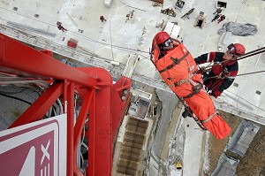 SAPEURS-POMPIERS EN INTERVENTION SUR UNE EVACUATION D'UNE VICTIME BLESSEE SUR UNE GRUE AU VIADUC DE LA COLAGNE, MANOEUVRE GRIMP 48, LOZERE (48), FRANCE 