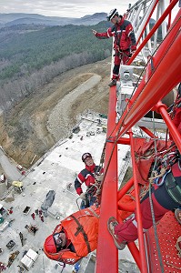 SAPEURS-POMPIERS EN INTERVENTION SUR UNE EVACUATION D'UNE VICTIME BLESSEE SUR UNE GRUE AU VIADUC DE LA COLAGNE, MANOEUVRE GRIMP 48, LOZERE (48), FRANCE 