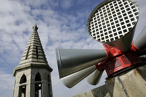 SIRENE SUR LE CLOCHER DE L'EGLISE DE CANCALE, ILLE-ET-VILAINE (35), FRANCE 