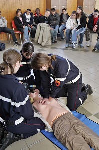 DEMONSTRATION DE SECOURISME DEVANT LEURS CAMARADES AU LYCEE TH. ROUSSEL A ST CHELY-D'ARCHER, JEUNES SAPEURS-POMPIERS, LOZERE (48), FRANCE 