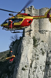 SAUVETAGE EN MONTAGNE, HELITREUILLAGE DE LA VICTIME PAR LES SAPEURS-POMPIERS DE SAINT-MARTIN DE LONDRES, CHATEAU DE VIVIOURES, MASSIF DE L'HORTUS, SAINT-MATHIEU DE TREVIERS, HERAULT (34), FRANCE 