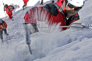 ESCALADE DE CASCADE DE GLACE AVEC DES CRAMPONS ET PIOLETS. STAGE DE SURVIE DES PILOTES HELICOPTERE DE LA SECURITE CIVILE ENCADRE PAR LES SAPEURS-POMPIERS, LA MEIJE LAGRAVE, HAUTES-ALPES (05), FRANCE 