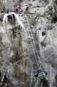 SAPEURS-POMPIERS EN INTERVENTION SUR UNE EVACUATION SUR CORDE (TECHNIQUE DE LA TYROLIENNE) D'UNE VICTIME PAR L'EQUIPE SPECIALISEE DU GRIMP, SECOURS SUR UN ACCIDENT DE CANYONING, CANYON DU VALLON DU RAIS - CASCADE DU RAY, ESCRAGNOLES, ALPES-MARITIMES (06), FRANCE 