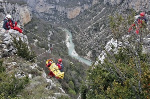 SAPEURS-POMPIERS EN INTERVENTION SUR UNE EVACUATION D'UNE VICTIME D'UN ACCIDENT D'ESCALADE, SECOURS EN FALAISES DANS LES GORGES DU VERDON AVEC LE GROUPE DE RECHERCHE ET D'INTERVENTION EN MILIEUX PERILLEUX DES SAPEURS-POMPIERS DU VAR, LES CAVALIERS, VAR (83), FRANCE 