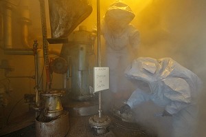 RECONNAISSANCE DE L'EQUIPE DE LA CELLULE MOBILE D'INTERVENTION CHIMIQUE (CMIC) AVEC LES APPAREILS DE DETECTION SUR UNE FUITE DE PRODUITS CHIMIQUES DANS UNE ENTREPRISE DE FABRICATION DE PARFUM ET PHARMACIE DANS LE CENTRE DE GRASSE, ALPES-MARITIMES (06), FRANCE 