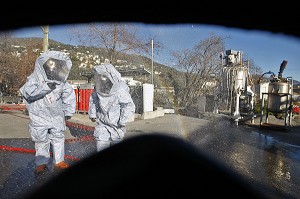 VUE A TRAVERS UN MASQUE, EQUIPE SAPEURS-POMPIERS DE LA CELLULE MOBILE D'INTERVENTION CHIMIQUE (CMIC) EN RECONNAISSANCE SUR UNE FUITE DE PRODUITS CHIMIQUES DANS UNE ENTREPRISE DE FABRICATION DE PARFUM ET PHARMACIE DANS LE CENTRE VILLE DE GRASSE, ALPES-MARITIMES (06), FRANCE 