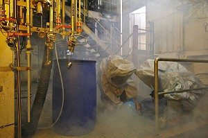 EQUIPE SAPEURS-POMPIERS DE LA CELLULE MOBILE D'INTERVENTION CHIMIQUE (CMIC) A L'APPROCHE D'UNE VICTIME SUR UNE FUITE DE PRODUITS CHIMIQUES (DIOXYDE DE SOUFRE) DANS UNE ENTREPRISE DE FABRICATION DE PARFUM ET PHARMACIE DANS LE CENTRE VILLE DE GRASSE, ALPES-MARITIMES (06), FRANCE 