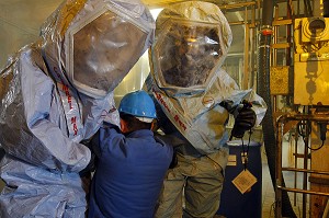 SAPEURS-POMPIERS DE LA CELLULE MOBILE D'INTERVENTION CHIMIQUE (CMIC) EVACUATION D'URGENCE D'UNE VICTIME INTOXIQUEE PAR LES VAPEURS D'UNE FUITE DE PRODUITS CHIMIQUES DANS UNE USINE DE PARFUM ET PHARMACIE, GRASSE (06), FRANCE 