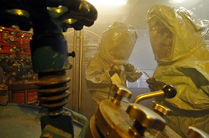 RECONNAISSANCE DE L'EQUIPE DE LA CELLULE MOBILE D'INTERVENTION CHIMIQUE (CMIC) AVEC LES APPAREILS DE DETECTION SUR UNE FUITE DE PRODUITS CHIMIQUES DANS UNE ENTREPRISE DE FABRICATION DE PARFUM ET PHARMACIE DANS LE CENTRE DE GRASSE, ALPES-MARITIMES (06), FRANCE 