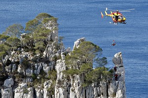 HELITREUILLAGE D'UN SECOURISTE SAPEURS-POMPIERS ET D'UNE VICTIME AVEC LE TREUIL DE L'HELICOPTERE EC145, MISSION DE SECOURS AVEC LE GRIMP AU DESSUS DE LA CALANQUE D'EN VAU, BOUCHES-DU-RHONE (13), FRANCE 