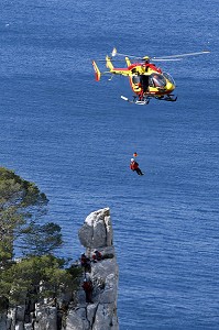 HELITREUILLAGE D'UN SECOURISTE SAPEURS-POMPIERS AVEC LE TREUIL DE L'HELICOPTERE EC145, MISSION DE SECOURS AVEC LE GRIMP AU DESSUS DE LA CALANQUE D'EN VAU, CASSIS, BOUCHES-DU-RHONE (13), FRANCE 