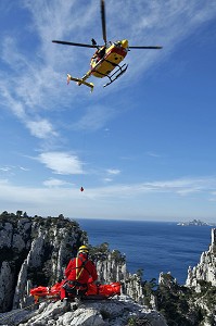 PREPARATION DE L'HELITREUILLAGE D'UN SECOURISTE SAPEURS-POMPIERS ET D'UNE VICTIME AVEC LE TREUIL DE L'HELICOPTERE EC145, MISSION DE SECOURS AVEC LE GRIMP AU DESSUS DE LA CALANQUE D'EN VAU, CASSIS, BOUCHES-DU-RHONE (13), FRANCE 