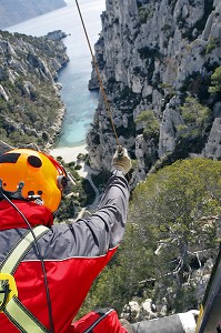 HELITREUILLAGE AVEC LE TREUIL DE L'HELICOPTERE EC145, MISSION DE SECOURS AVEC LES SAPEURS-POMPIERS DU  GRIMP AU DESSUS DE LA CALANQUE D'EN VAU, CASSIS, BOUCHES-DU-RHONE (13), FRANCE 